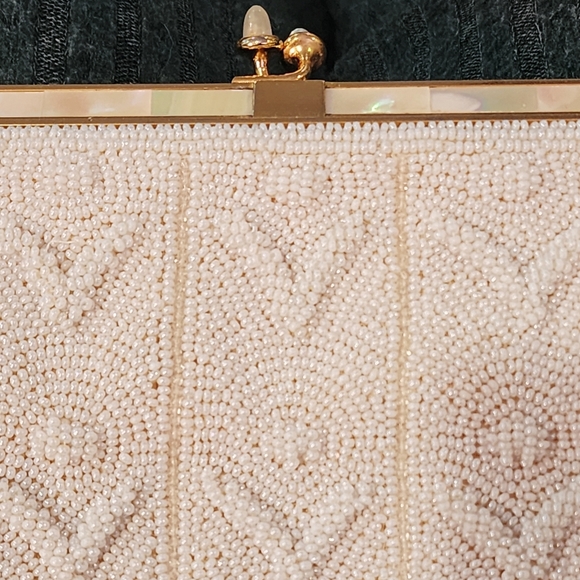 Vintage Saks Fifth Ave Mother of Pearl Beaded Twist Lock Lined Ivory Clutch - Picture 3 of 9
